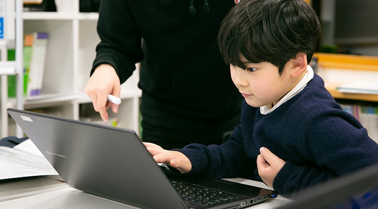 パソコンを操作する子供の写真
