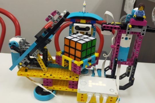 ルービックキューブを組み立てるLEGOロボット‼
